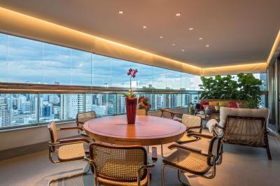 Penthouse lakás sok ablakkal - nappali ötlet, modern stílusban