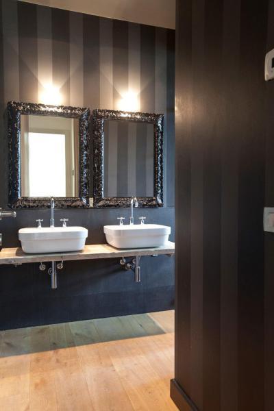 Csíkos tapéta a fürdőben - fürdő / WC ötlet