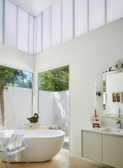 Üvegfal és szabadon álló kád - fürdő / WC ötlet, modern stílusban