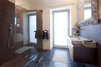 Zuhanyzó az üvegfal mögött - fürdő / WC ötlet, modern stílusban