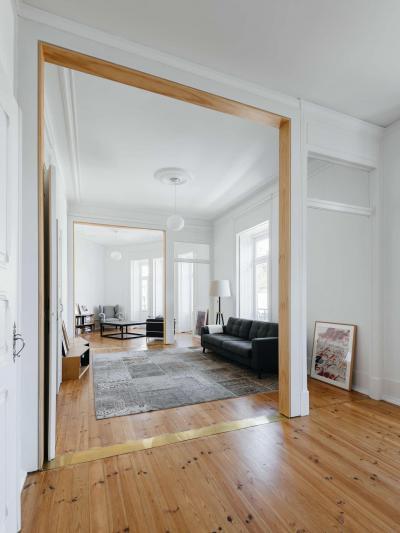 Látványos fapadló - nappali ötlet, modern stílusban