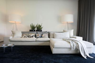 Fehér kanapé a nappaliban - nappali ötlet, modern stílusban