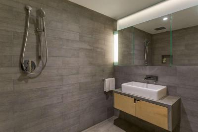 Egyforma burkolat a padlón és falon - fürdő / WC ötlet, minimál stílusban