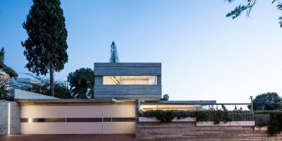 Modern lakóház tágas garázsbejáróval - homlokzat ötlet, modern stílusban