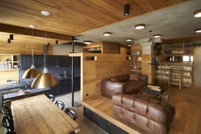 Egységes faburkolatok beton részletekkel - nappali ötlet, modern stílusban