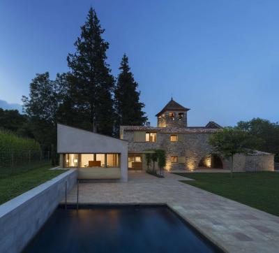 Régi lakóház modern folytatással - erkély / terasz ötlet