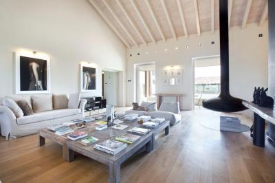 Nappali lebegő kandallóval - nappali ötlet, modern stílusban