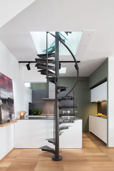 Konyha csigalépcsővel - konyha / étkező ötlet, modern stílusban