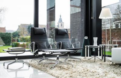 Pihenősarok az üvegfal előtt - nappali ötlet, modern stílusban