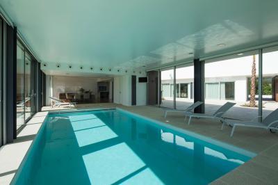 Medence otthon, beltéren - medence / jakuzzi ötlet, modern stílusban