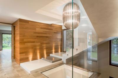 Üvegpadló és üvegfal az előszobában - előszoba ötlet, modern stílusban