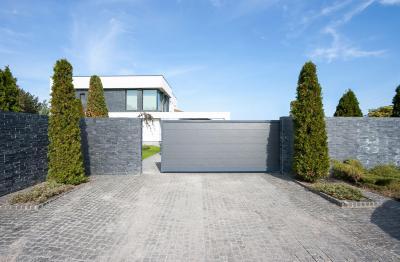 Kőkerítés automata kapuval - kerítés ötlet, modern stílusban