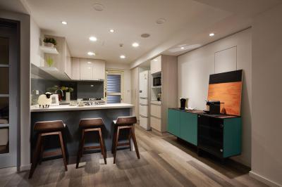 Nyitott konyha étkezőpulttal - konyha / étkező ötlet, modern stílusban