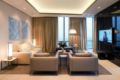 Nappali fényes falburkolattal - nappali ötlet, modern stílusban