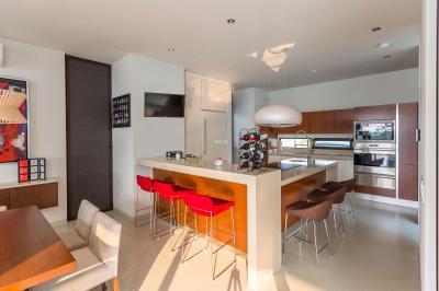 Konyha tágas étkezőpulttal - konyha / étkező ötlet, modern stílusban