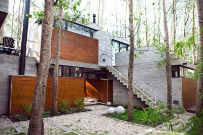 Látszóbeton és faburkolat a homlokzaton - homlokzat ötlet, modern stílusban