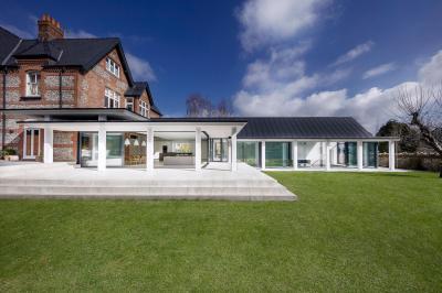 Modern toldalék a régi villához - homlokzat ötlet, modern stílusban