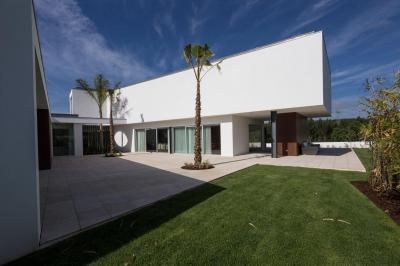 Átriumos lakóház - homlokzat ötlet, modern stílusban