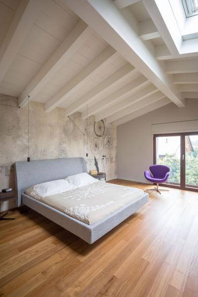 Tetőtéri hálószoba - tetőtér ötlet, modern stílusban