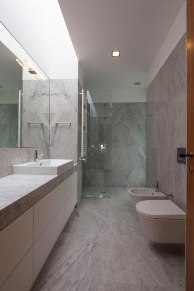 Márvánnyal burkolt fürdőszoba - fürdő / WC ötlet, modern stílusban