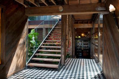 Fával burkolt közlekedő rusztikus cementlap padlóval - belső továbbiak ötlet, rusztikus stílusban