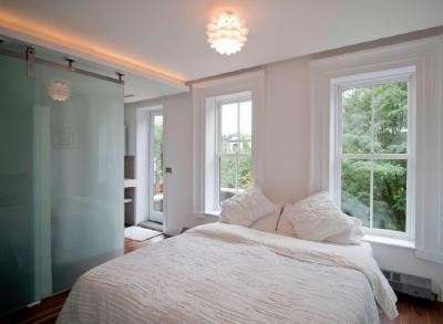 Üveg tolóajtó a háló és a fürdő között - háló ötlet, modern stílusban