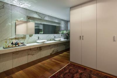 Melegburkolat és szőnyeg a fürdőben - fürdő / WC ötlet, modern stílusban