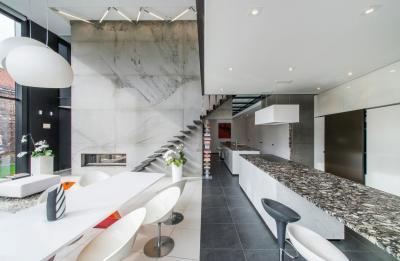 Tágas konyha hosszú pulttal - konyha / étkező ötlet, modern stílusban