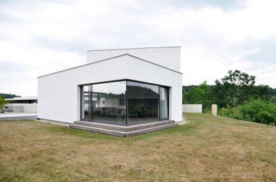 Modern lakóház üvegfallal - homlokzat ötlet, modern stílusban