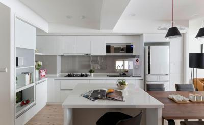 Fehér konyhabútor natúr elemekkel - konyha / étkező ötlet, modern stílusban