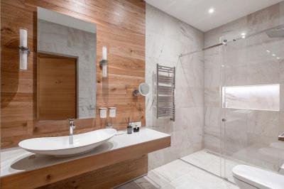 Márvány- és faburkolat a fürdőben - fürdő / WC ötlet, modern stílusban