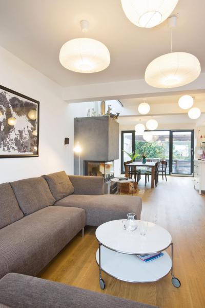 Hangulatos nappali kandallóval - nappali ötlet, modern stílusban