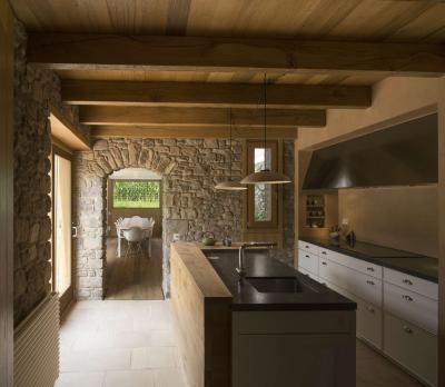 Rusztikus konyha modern bútorokkal - konyha / étkező ötlet