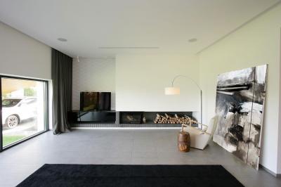 Minimál nappali kandallóval és üvegfallal - nappali ötlet, minimál stílusban