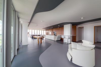 Tágas egyterű konyha nappali - konyha / étkező ötlet, modern stílusban