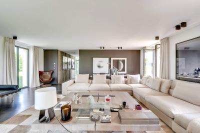 Fehér kanapé a nappaliban - nappali ötlet, modern stílusban