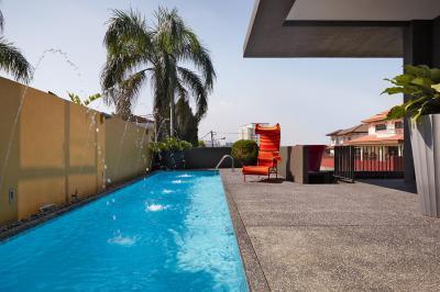 Látványos medence a teraszon - erkély / terasz ötlet, modern stílusban