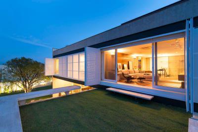 Hangulatos tetőterasz pázsittal - erkély / terasz ötlet, modern stílusban