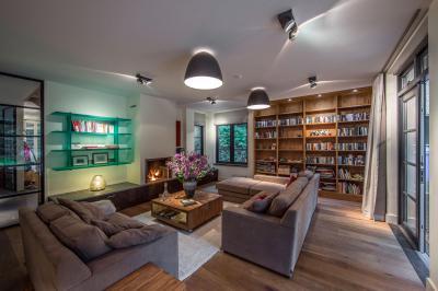 Hangulatos világítás a nappaliban - nappali ötlet, modern stílusban