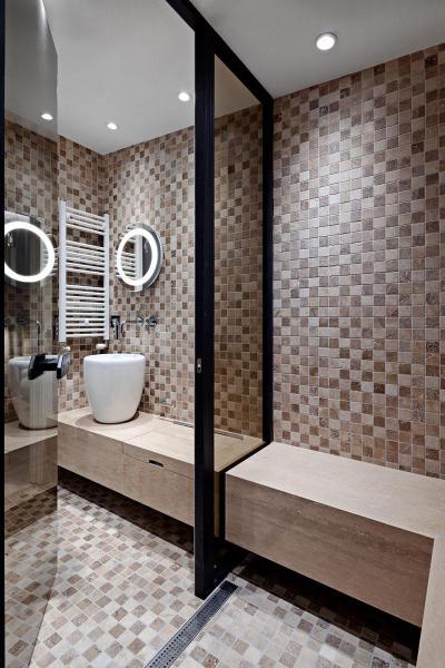 Látványos burkolat a fürdőben - fürdő / WC ötlet, modern stílusban