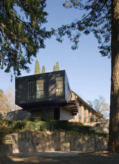 Modern lakóház fekete épületrésszel - homlokzat ötlet, modern stílusban