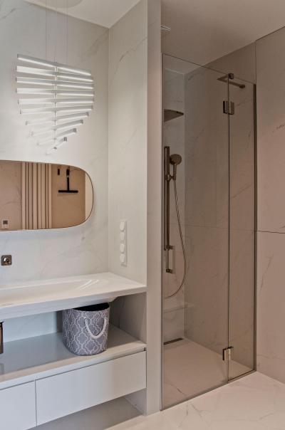 Márványhatású burkolat a fürdőben - fürdő / WC ötlet, modern stílusban