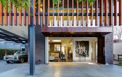 Harmonika ajtó a teraszra - homlokzat ötlet, modern stílusban