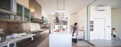 Konyha tolóajtóval - konyha / étkező ötlet, modern stílusban