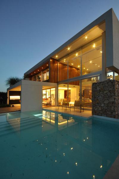 Üvegfalak és medence - homlokzat ötlet, modern stílusban