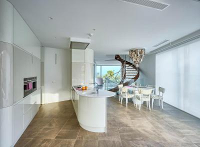 Fehér konyha csigalépcsővel - konyha / étkező ötlet, modern stílusban