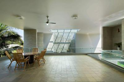 Tágas, fedett terasz - erkély / terasz ötlet, modern stílusban