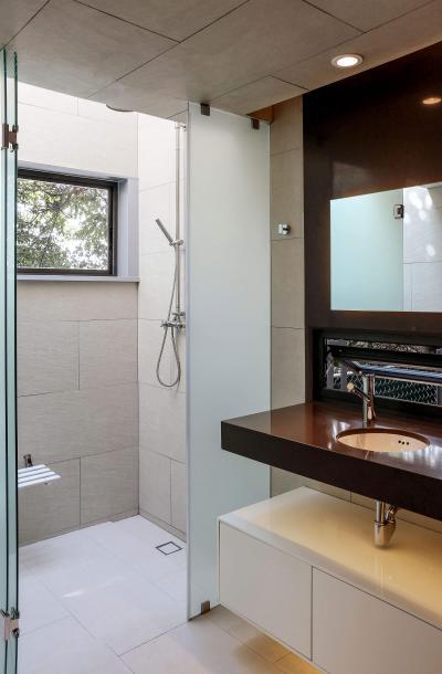 Barna bézs fürdőszoba - fürdő / WC ötlet, modern stílusban