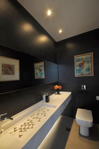 Fekete csempe a falon - fürdő / WC ötlet, modern stílusban