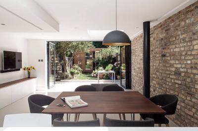 Teraszra nyitott nappali étkezőasztallal - nappali ötlet, modern stílusban